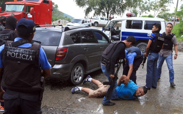 Capturan a dos hombres con un saco de supuesta droga en San Pedro Sula